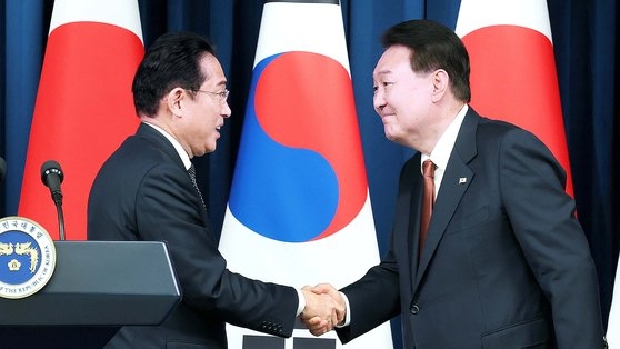 尹錫悦大統領と日本の岸田文雄首相が７日に共同記者会見を終え握手している。［写真　大統領室写真記者団］