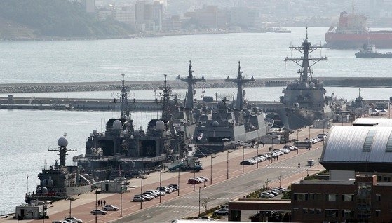 ２０１０年１０月に韓国の主管で１０月１３、１４日に釜山（プサン）沖で開催されたＰＳＩ訓練。左から米国の９０００トン級イージス艦、４５００トン級韓国型駆逐艦（ＫＤＸ－II）２隻、自衛隊の４０００トン級駆逐艦２隻。イ・チェ・ミン記者