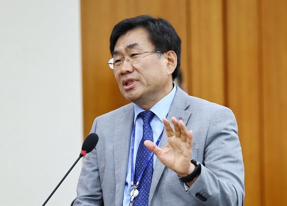 韓国原子力研究院の朱漢奎院長が２４日に国会科学技術情報放送通信委員全体会議に出席し議員の質疑に答えている。キム・ヒョンドン記者