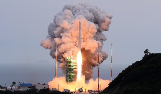 韓国が独自の技術で開発した韓国型発射体「ヌリ号」が２５日午後６時２４分、全羅南道高興郡の羅老（ナロ）宇宙センターから打ち上げられた。今回のヌリ号３回目の打ち上げは、次世代小型衛星２号機１基のほかキューブサット７基など実用級の衛星を搭載して打ち上げられた最初の事例。飛行時間は１８分５８秒だった。［写真　韓国航空宇宙研究院］