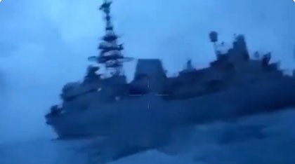 ウクライナの遠隔操縦自爆無人艇がロシア偵察艦に向かって高速で接近する場面　［ウクライナ国防省　ツイッター］