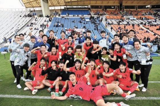 Ｕ－２０ワールドカップに出場中の韓国代表チームが決勝トーナメント進出を早期に確定し好調を続けた。フランスとのグループステージ最初の試合で勝利直後に歓呼する選手団。［写真　大韓サッカー協会］