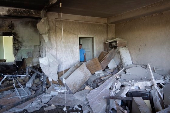 ロシアのドローン攻撃で損傷を受けたキーウのある建物。［写真　ＡＰ＝聯合ニュース］