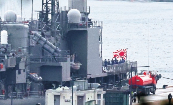 ２９日午前、海上自衛隊の護衛艦「はまぎり」が多国籍訓練に参加するため、旭日旗の一種の自衛艦旗を掲揚して釜山（プサン）海軍作戦基地に入港した。　ソン・ボングン記者