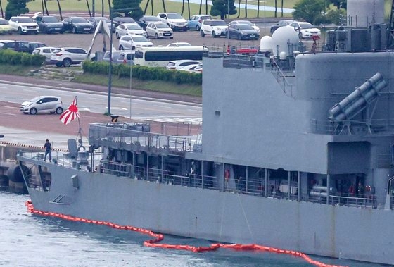２９日午前、日本の海上自衛隊の護衛艦「はまぎり」が多国籍訓練に参加するため旭日旗の一種である自衛艦旗を掲揚したまま釜山海軍作戦基地に入港した。ソン・ボングン記者
