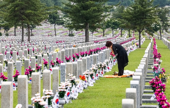 護国報勲の月を迎えて１日、韓国戦争戦死者の遺族がソウル銅雀洞の国立ソウル顕忠院を訪れた。顕忠日を控えて一人で墓参りをした遺族は、碑石を磨いて除草するなど２時間近く留まって引き返した。停戦７０周年を迎えた今年まで家族のもとに戻っていない国軍戦死者は１２万１８７９人にのぼる。　チェ・ギウン記者