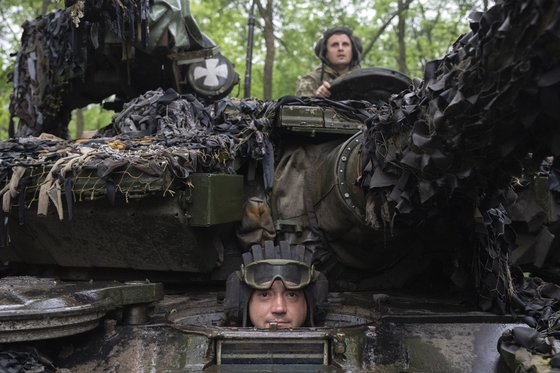 バフムト近くの道路を戦車で移動するウクライナ兵。［写真　ＡＰ＝聯合ニュース］