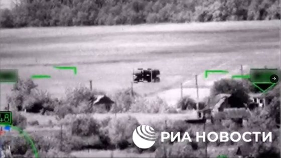 ロシア国防省が６日にウクライナでミサイルによりドイツ製レオパルト２戦車を破壊する場面として公開した映像の一場面。ロシアの軍事ブロガーは破壊された物体がレオパルト２戦車ではなく米国製農機械という疑惑を提起した。［ツイッター　キャプチャー］