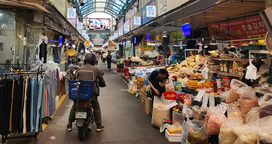 ８日午前８時、ソウル麻浦区（マポグ）の望遠（マンウォン）市場。自営業者が商売の準備をしている。　ウォン・ドンウク記者