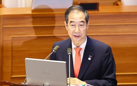 １４日午後、国会で開かれた対政府質問で答弁する韓悳洙（ハン・ドクス）首相　キム・ヒョンドン記者