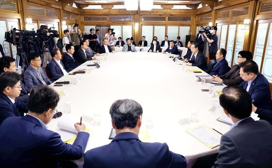 韓悳洙（ハン・ドクス）首相が１８日、ソウル鍾路区（チョンノグ）の首相公館で開かれた政府与党間協議会で発言している。キム・ヒョンドン記者