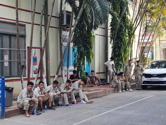 先月１８日、ベトナム・ハノイにある人材送出業者のＶＸＴで溶接実習を終えた教育生が休憩している。イ・ヨングン記者