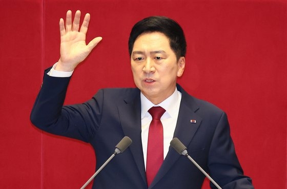 「国民の力」の金起炫代表が２０日の国会本会議で交渉団体代表演説をしている。キム・ヒョンドン記者