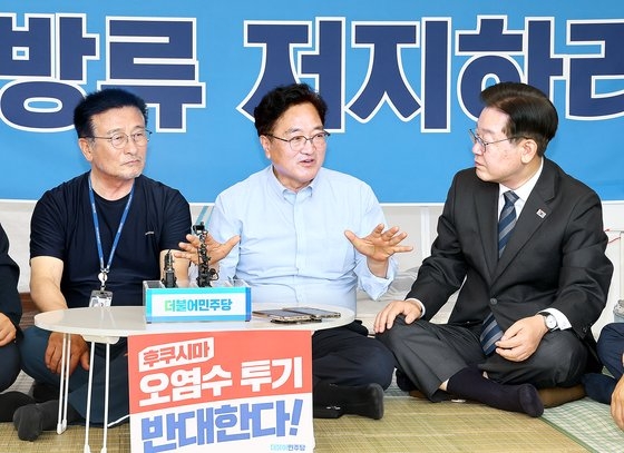 ２６日、福島汚染水放流阻止断食中のユン・ジェガプ議員、禹元植議員を激励するために訪問した民主党の李在明代表（左から）。キム・ヒョンドン記者