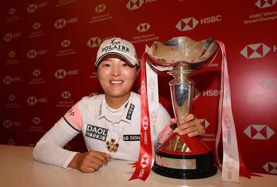 コ・ジンヨンが２６日に発表された女子ゴルフ世界ランキングで１位を守り、歴代最長の１５９週１位という新たな歴史を築いた。今年３月にシンガポールで行われたＬＰＧＡツアーＨＳＢＣ女子世界選手権で優勝したコ・ジンヨン　写真＝ＬＰＧＡ