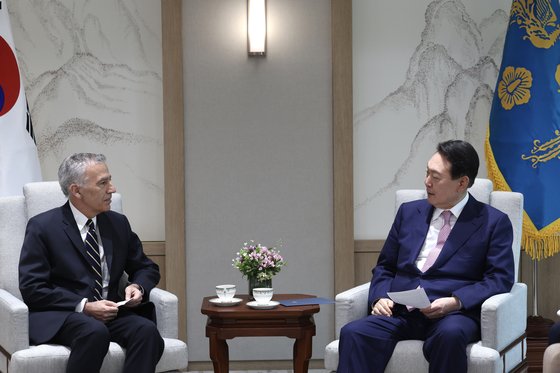 尹錫悦大統領と対話するゴールドバーグ駐韓米国大使。［写真　韓国大統領室］