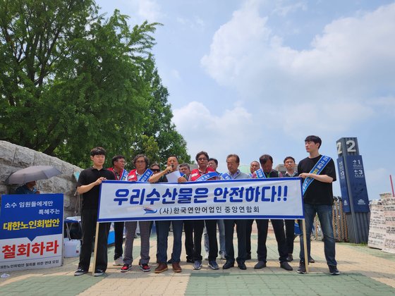 韓国沿岸漁業人中央連合会所属の漁業従事者１３人が国会の正門前で記者会見を開いた。　カン・ボヒョン記者