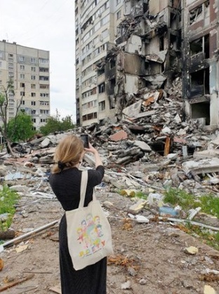 空襲被害を受けた都市を撮影するウクライナ人作家アメリナさん。［写真　アメリナさんＳＮＳ］