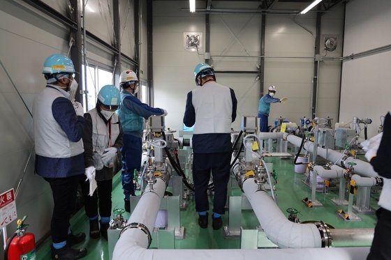 今年５月、福島第１原発を訪問し、現場視察に乗り出した韓国専門家視察団。［写真　東京電力］