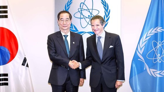 韓国の韓悳洙（ハン・ドクス）首相が５月９日（現地時間）、オーストリアのウィーン国際センターで国際原子力機関（ＩＡＥＡ）のラファエル・グロッシ事務局長と面談している。［写真　首相室］