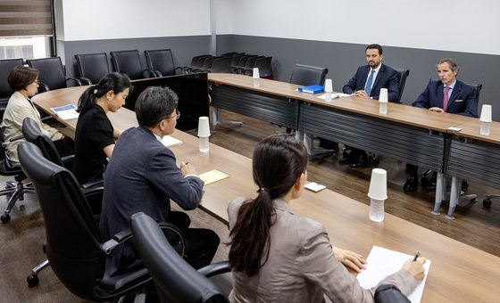 劉国熙原子力安全委員長と韓国を訪れた国際原子力機関（ＩＡＥＡ）のグロッシ事務局長が８日午後、政府ソウル庁舎で面談している。［写真　韓国原子力安全委員会］