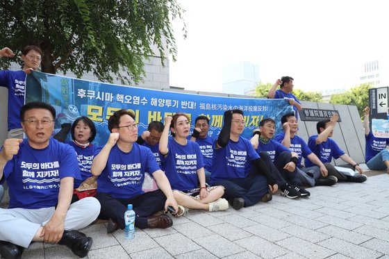 韓国野党議員で構成された「福島核汚染水海洋投機阻止国会議員団」が１０日、日本参議院議員会館前で集会をしている。［写真　共に民主党「福島核汚染水阻止国会議員団」］