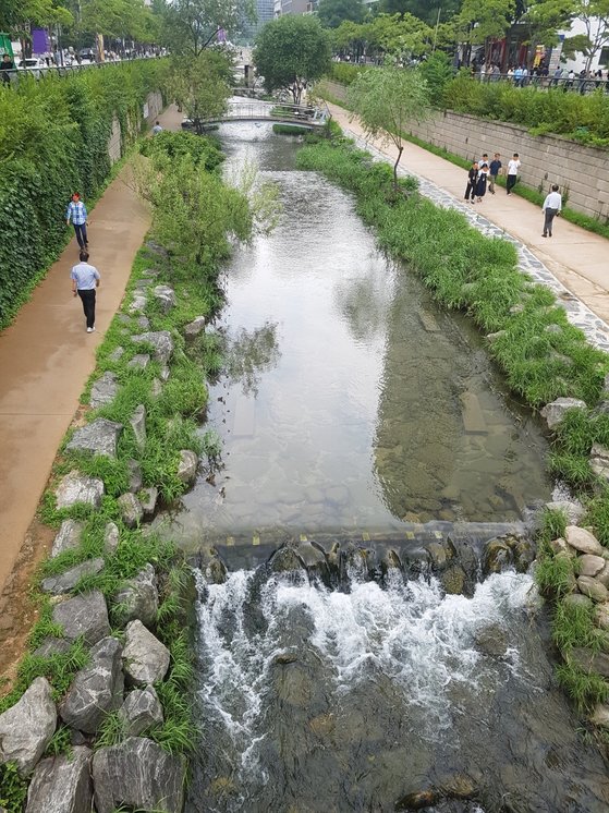 ソウルの清渓川。カン・チャンス記者