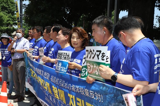 １０日に２泊３日の日程で東京を訪問した福島核汚染水海洋投棄阻止国会議員団が初日に首相官邸前で抗議集会を開いた。　訪日団