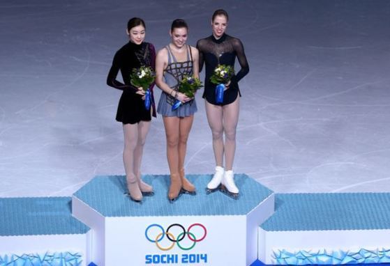 ソチ五輪のフィギュア女子シングルのメダリスト。左からキム・ヨナ（銀）、アデリナ・ソトニコワ（金）、カロリーナ・コストナー（銅）。［ソチ五輪ホームページ　キャプチャー］