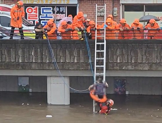 大雨で河川に孤立した市民を救助する様子。［写真　釜山消防本部］
