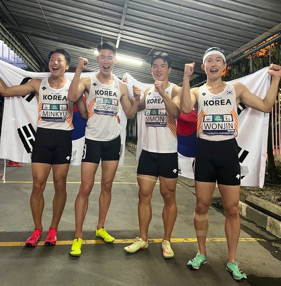 ３８年ぶりにアジア陸上選手権男子４００メートルリレーで銅メダルを獲得した韓国代表チーム。シン・ミンギュ、コ・スンファン、イ・シモン、パク・ウォンジン（左から）。［写真　大韓陸上連盟］