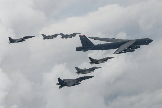 １３日、米空軍のＢ－５２Ｈ戦略爆撃機と韓国軍のＦ－１５Ｋが連合空中訓練を実施している。　［写真　合同参謀本部］