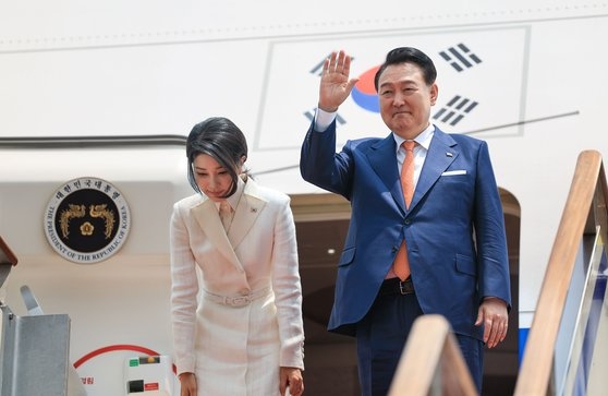 尹錫悦大統領と金建希夫人がリトアニアで開かれる北大西洋条約機構（ＮＡＴＯ）首脳会議出席とポーランド訪問に向け１０日にソウル空港で出国前にあいさつしている。［写真　大統領室写真記者団］