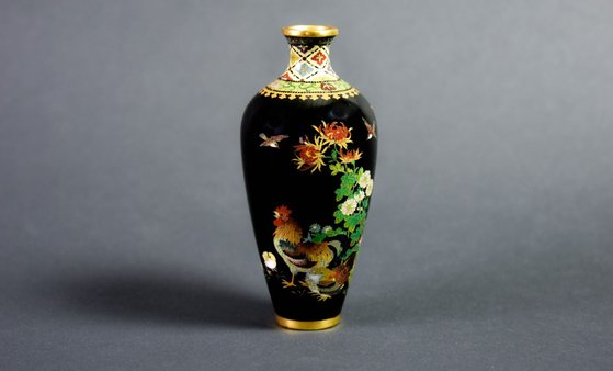 英国のリサイクルショップで２．５０ポンド買った花瓶が鑑定の結果日本の有名七宝焼作家のものと明らかになった。競売落札予想価格は９０００ポンドに迫るという。［写真　カンタベリー・オークション・ギャラリー］
