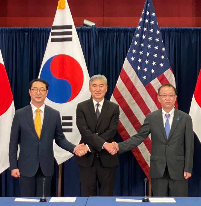 韓国外交部の金健（キム・ゴン）韓半島（朝鮮半島）平和交渉本部長（左）、米国務省のソン・キム北朝鮮特別代表、日本外務省の船越健裕アジア大洋州局長。［写真　韓国外交部］