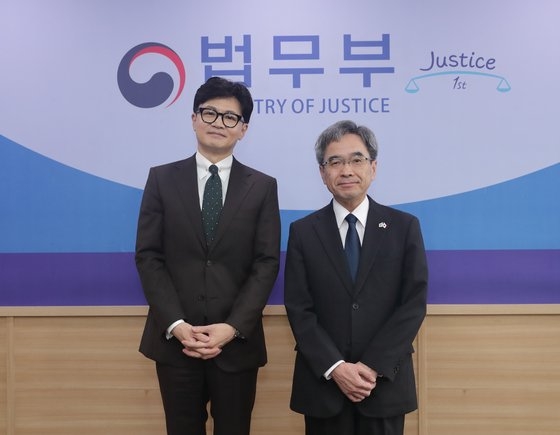 韓国の韓東勲（ハン・ドンフン）法務部長官（左）が２０日、政府果川（クァチョン）庁舎で菊池浩・出入国在留管理庁長官（右）と会談した。［写真　韓国法務部］