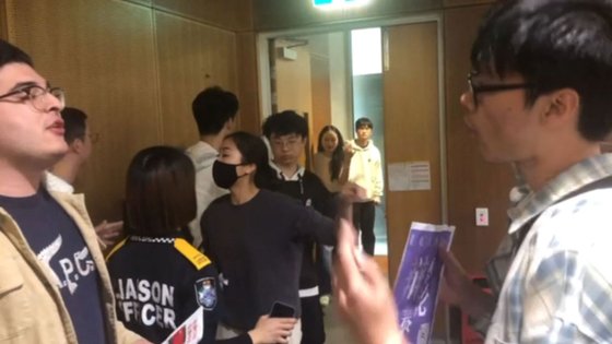 オーストラリア・クイーンズランド大学の「中国学生学者連合会（ＣＳＳＡ）」が２０日に開催した中国新入生オリエンテーション会場で香港独立支持者と中国学生が対峙している。［写真　ツイッター　キャプチャー］