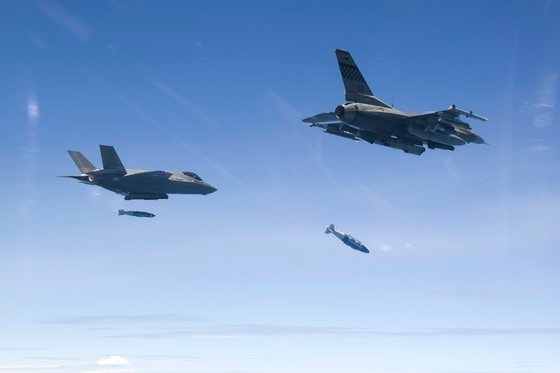 空軍が２４日から２８日まで韓米連合空中訓練「サンメ訓練」を実施したと２８日、明らかにした。写真は２８日に韓国空軍Ｆー３５Ａが米空軍のＦ－１６と目標物に空対地爆弾を投下する場面。　［写真　空軍］