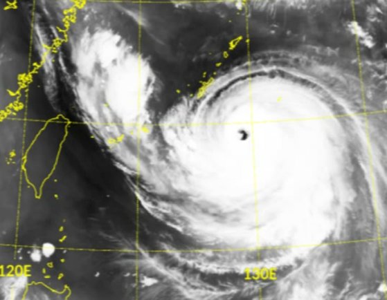 １日、人工衛星「千里眼」が撮影した台風６号の様子。台風の目が明らかに見えるほど強く発達した。［写真　気象庁］