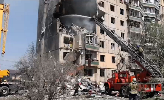 ロシアからミサイル攻撃を受けたクリビリフのマンションの様子。［写真　ゼレンスキー大統領のテレグラム　キャプチャー］