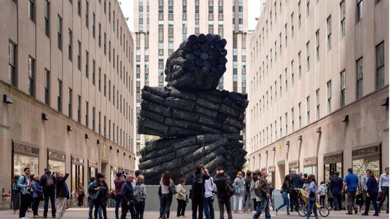 Ｌｅｅ　Ｂａｅ、『Ｉｓｓｕ　ｄｕ　ｆｅｕ』、高さ６．５メートル、木炭彫刻、ロックフェラーセンター・チャネルガーデン、ニューヨーク。［写真　Ｙｕｎ　Ｌｅｅ（ＦＩＴＺ＆ＣＯ）］
