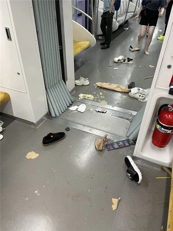 騒動が起きたソウル地下鉄９号線の車内の様子。［Ｘ（旧ツイッター）　キャプチャー］