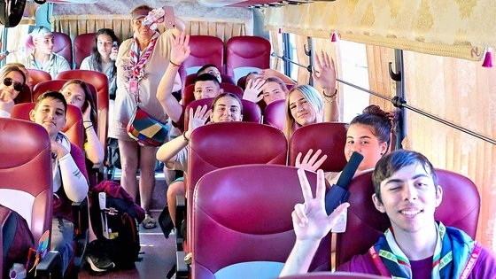 「２０２３セマングム世界スカウトジャンボリー」早期撤収日となった８日午前、全羅北道扶安郡のジャンボリー野営地で参加者が撤収のためのバスに乗り込みポーズを取っている。フリーランサー　チャン・ジョンピル