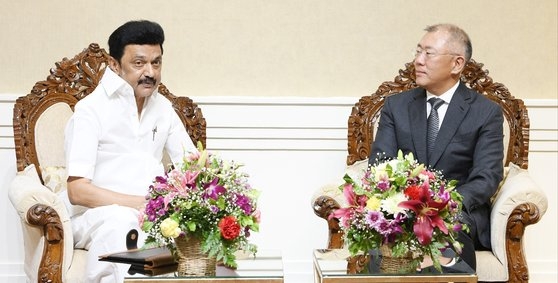 現代自動車グループの鄭義宣会長（右）が８日にインド・タミルナドゥ州政府庁舎で同州のスターリン首相と会い事業協力案について協議している。［写真　ヒョンデ］