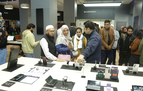 サムスン電子インド法人が１月にインドのニューデリーにサムスン・エクスペリエンスストア体験売り場をオープンした。サムスン・エクスペリエンスストアを訪問した顧客に製品を説明するスタッフの姿。［写真　サムスン電子］