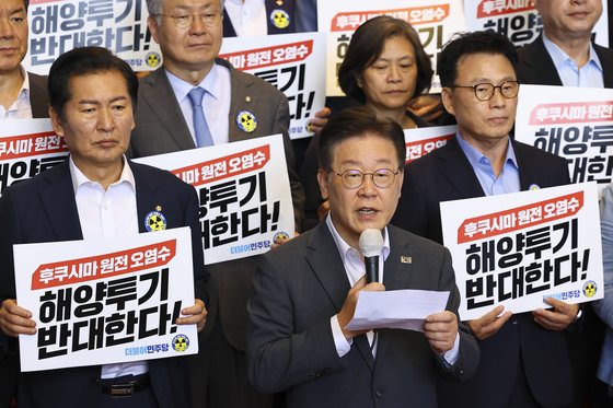 「共に民主党」の李在明代表が２２日に国会で開かれた福島原発汚染水海洋放流糾弾大会で発言している。キム・ヒョンドン記者