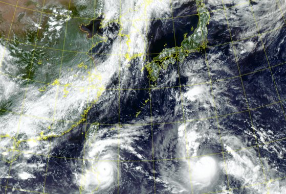韓国の気象衛星「千里眼２Ａ」から見た韓半島（朝鮮半島）周辺の様子。韓半島南東の熱帯海域で台風１１号「ＨＡＩＫＵＩ（ハイクイ）」が発生して北上している。［写真　韓国気象庁］