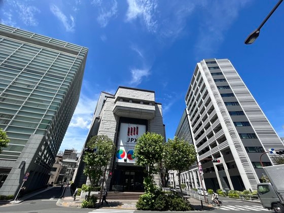 日本は外国人の投資拡大のため、昨年６０年余りぶりに東京株式市場を三分する改編を断行した。写真は先月３１日に訪れた東京証券取引所風景。キム・ヒョネ東京特派員