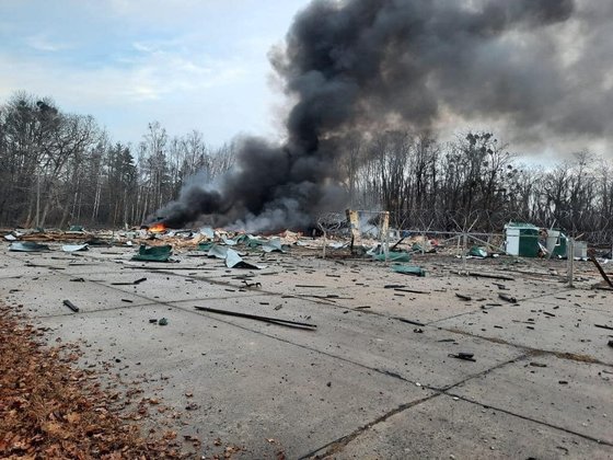 ウクライナのキーウ地域の国境施設がロシア軍の空襲で破壊されたている。［写真　ウクライナ内務省フェイスブックページ］
