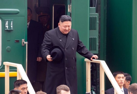 写真は金委員長が２０１９年４月２４日、専用列車でロシアと北朝鮮の国境地域にあるハサン駅に到着し、列車から降りる様子。［写真　ロシア沿海州州政府］（中央日報日本語版）